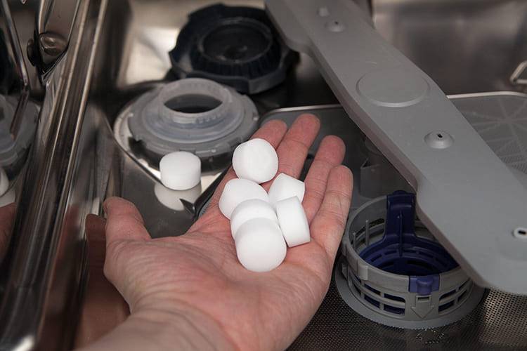 Сколько сыпать соли в посудомоечную машину при первом запуске: советы эксперта