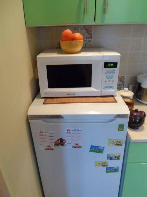 Ставить микроволновку: можно ли на холодильник сверху установить, какие модели нельзя, почему удобно, как размещать на кухне рядом с бытовыми приборами, и нормы