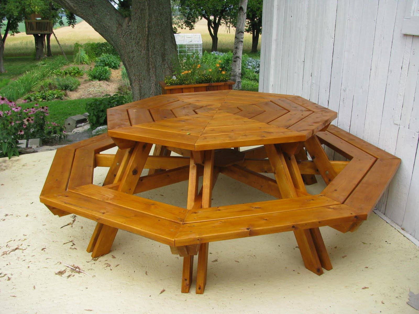 Круглый стол на дачу деревянный