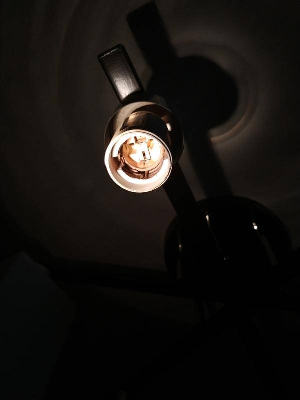 Как правильно подключить патрон для лампочки к проводам на потолке