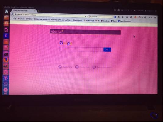 Изображение на экране ноутбука с красным (розовым) оттенком