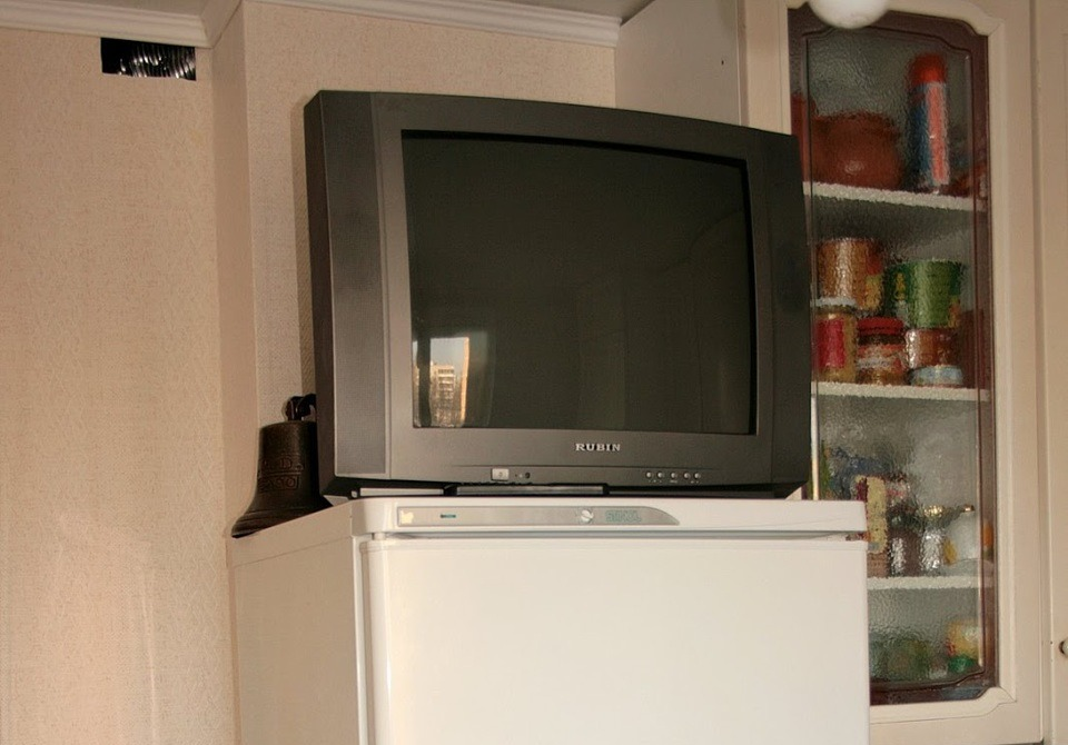 Можно ли поставить ТВ на холодильник