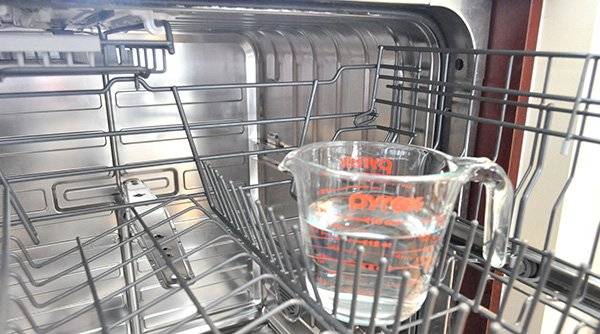 Причины неприятного запаха в посудомоечной машине