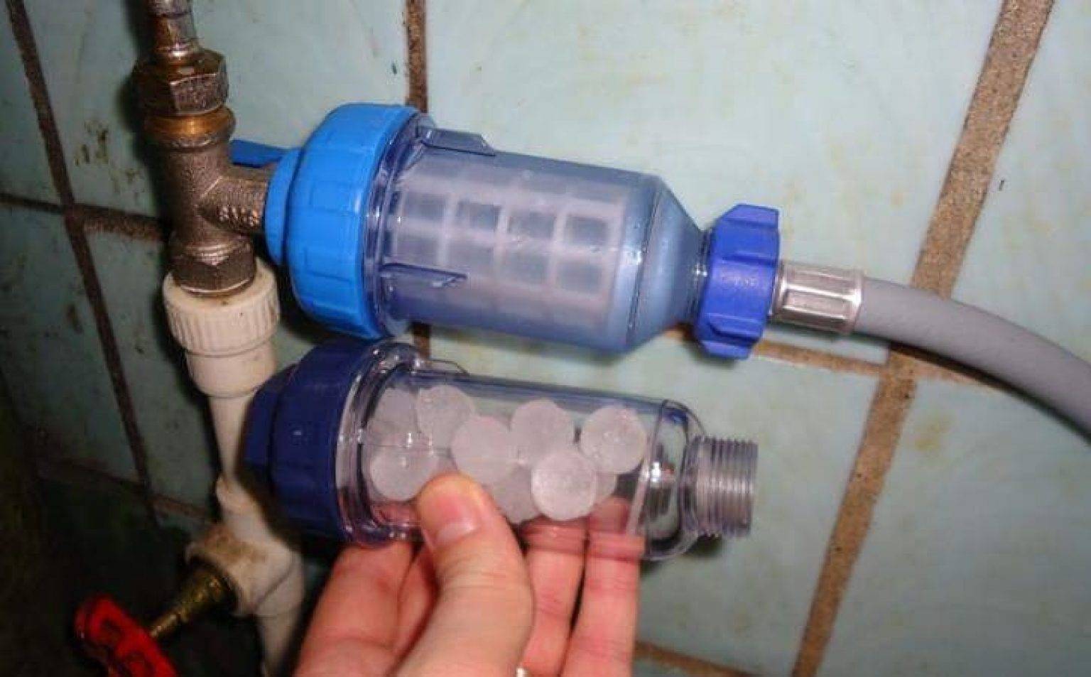 Фильтр воды для водонагревателя. Фильтр от накипи Аквафор Стирон. Фильтр полифосфатный Аквафор. Полифосфатный фильтр для стиральной машины. Фильтр полифосфатный для умягчения воды.