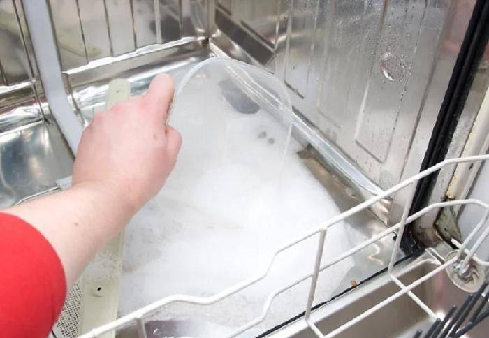 Почему в посудомоечной машине остается на дне вода, почему она не уходит?