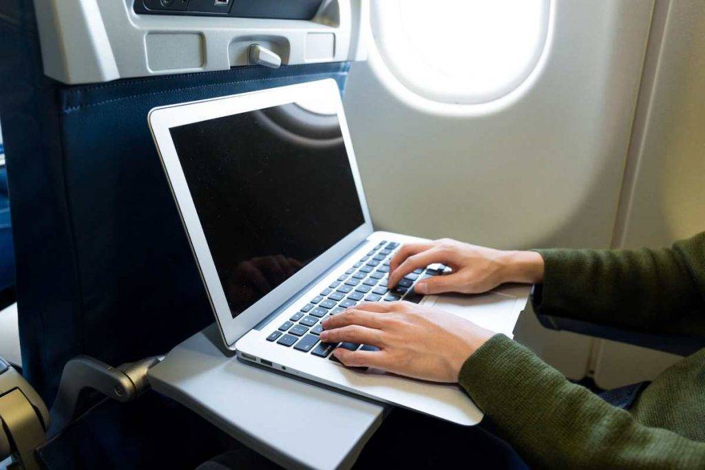 Можно ли пользоваться ноутбуком в самолете: меры предосторожности