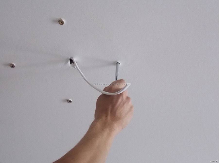 Как сделать отверстие в натяжном потолке: для трубы, светильников, вытяжки и под саморез