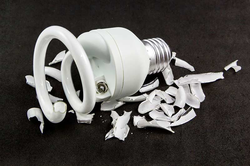 Что делать если разбилась энергосберегающая лампочка в квартире