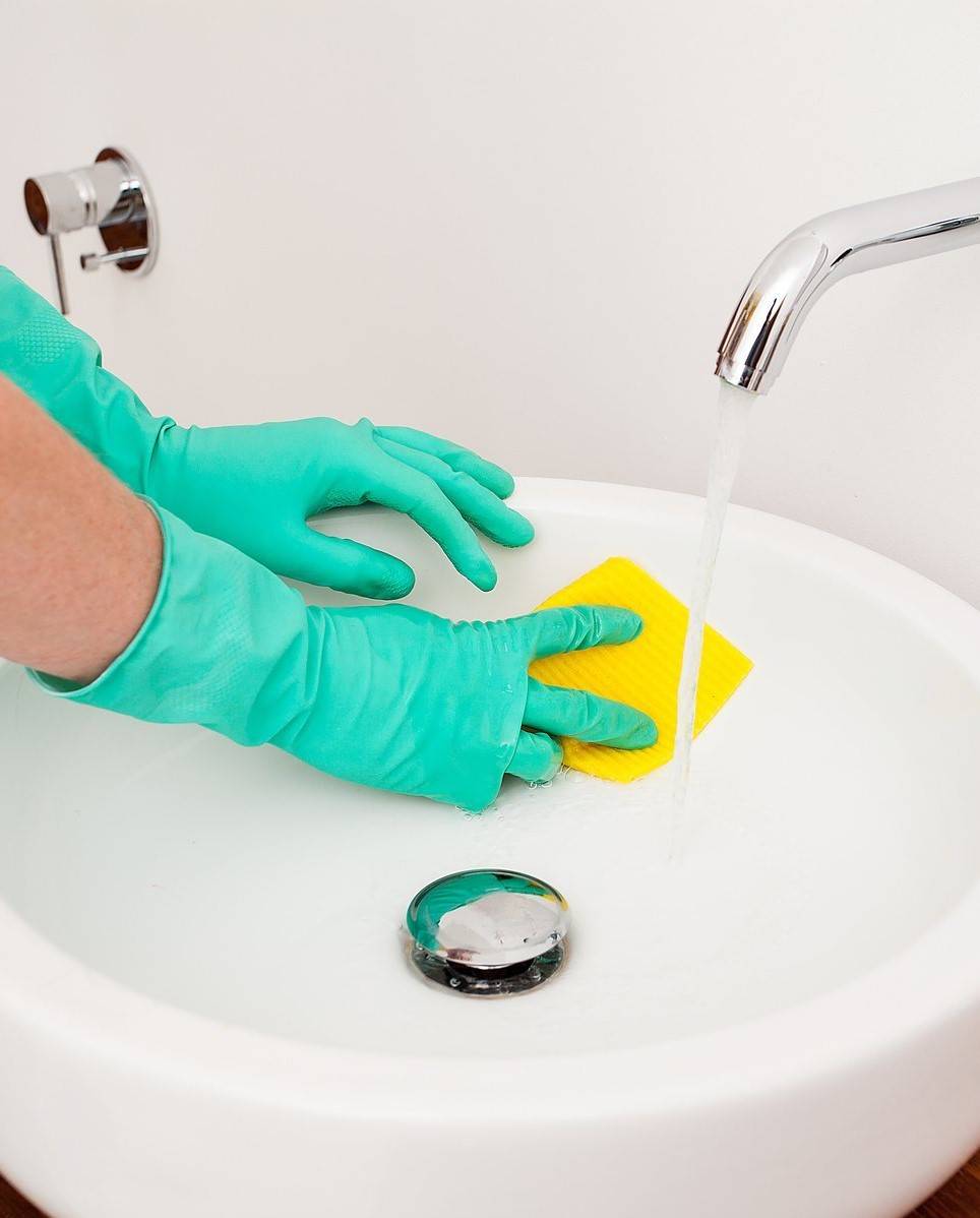 Сколько раз чистят в ванной раковины унитазы. Мытье раковины. Дезинфекция раковин. Уборка в ванной. Мытье ванны.
