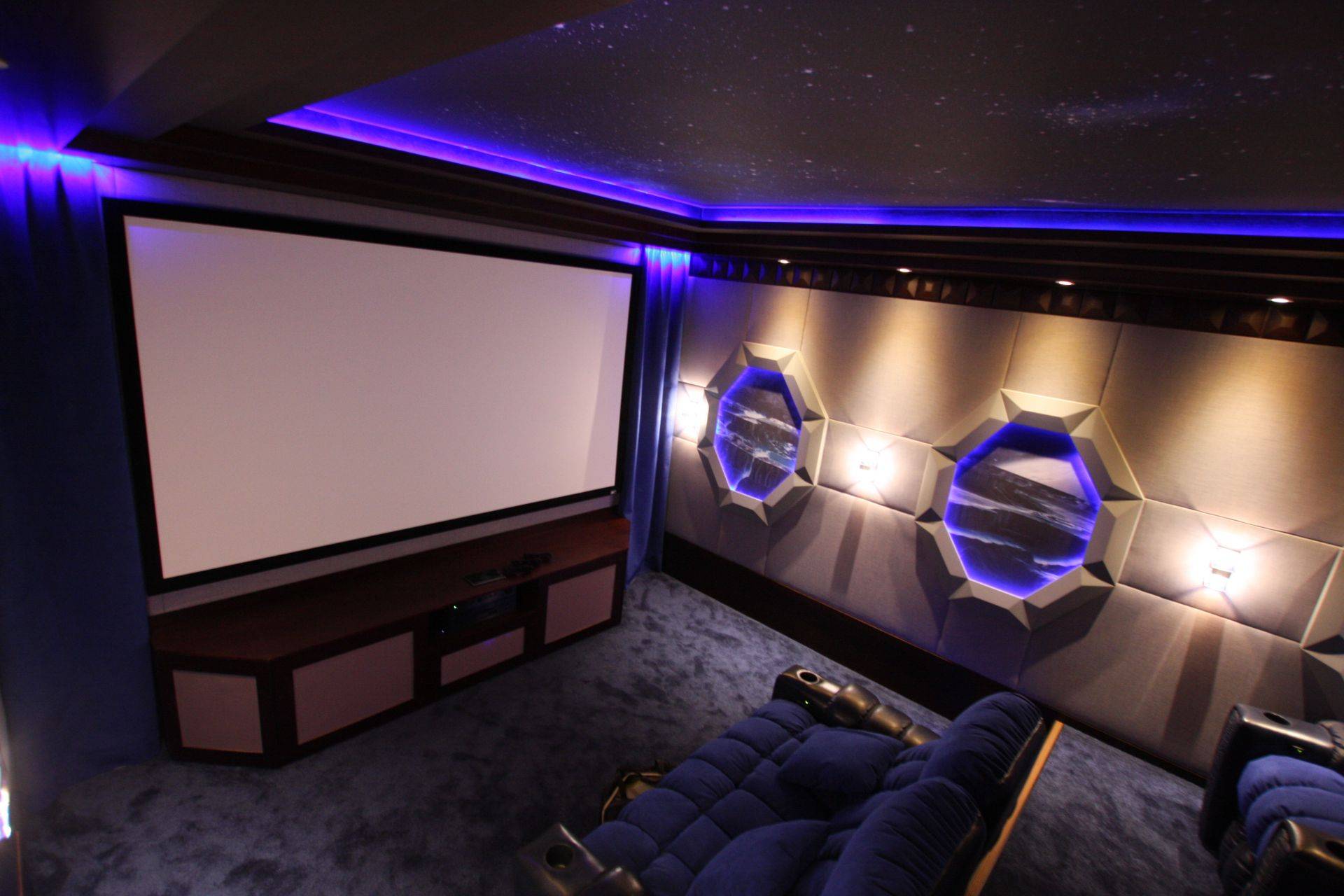 Домашний кинотеатр с беспроводной акустикой: настенные, встраиваемые, потолочные системы