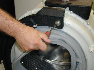 Гудит стиральная машина при стирке: почему шумит и свистит
