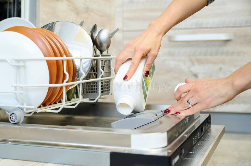 Что нельзя мыть в посудомоечной машине: какую посуду можно, ножи, чайный сервиз, силиконовую форму, значок, чугунные решетки, мясорубку, bosch, сковороду с антипригарным покрытием, хрусталь, серебро,
