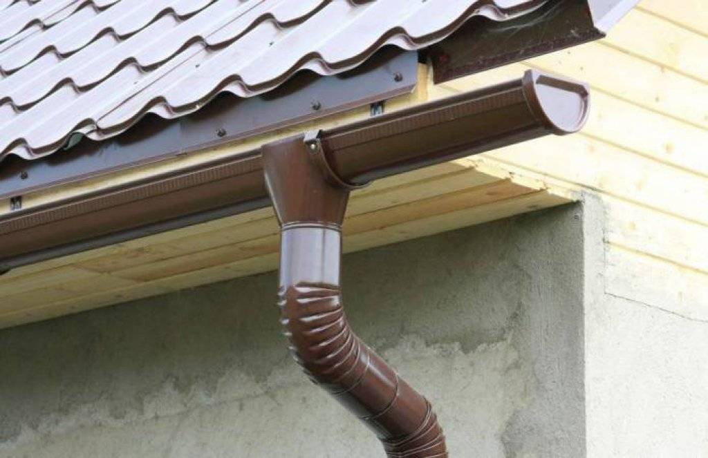 Как правильно установить водостоки на крыше