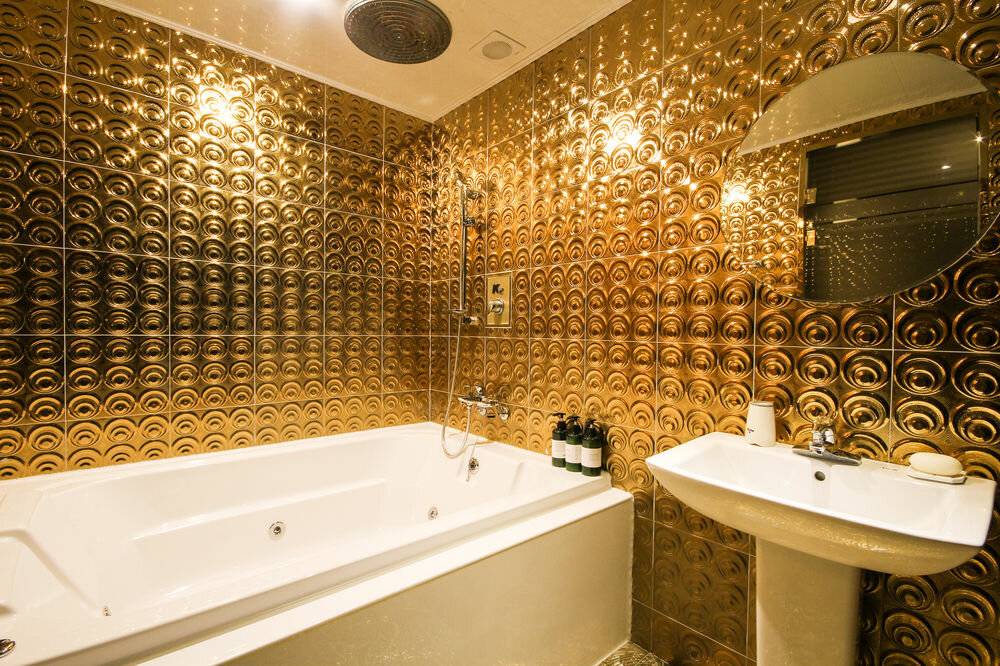 Золотая ванная комната - идеально стильные сочетания (89 фото)