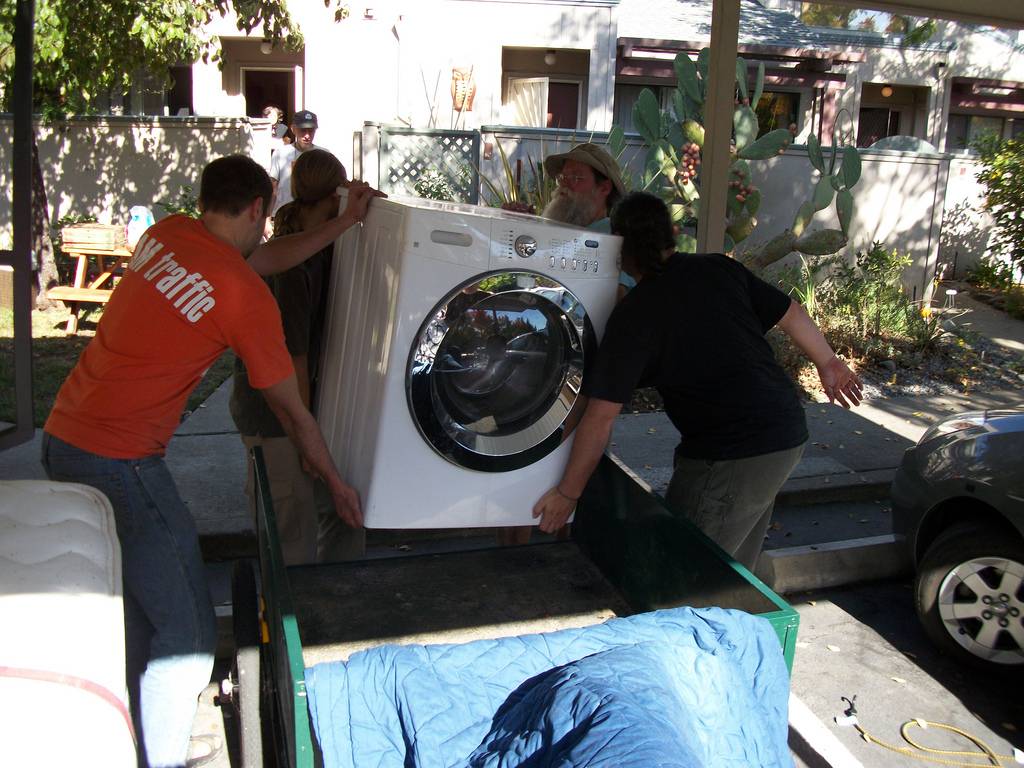 Как перевозить стиральную машину: лежа, на боку или стоя? можно ли без транспортных болтов?