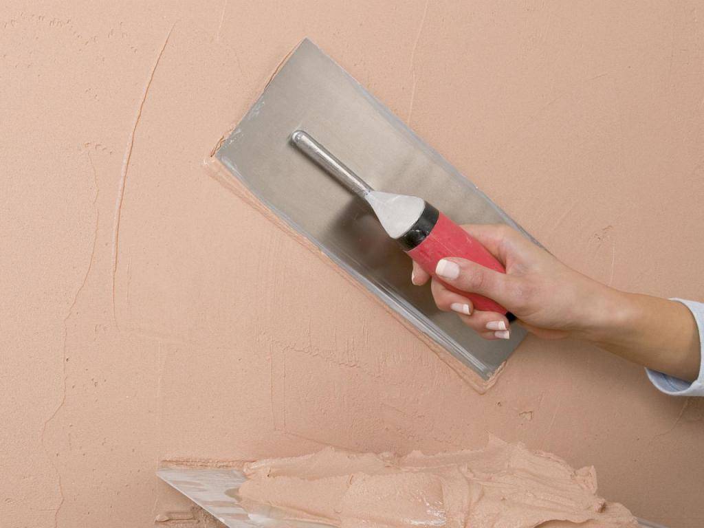 Чем штукатурить стены в ванной под плитку или окраску?