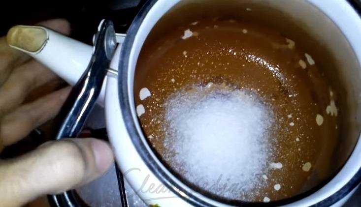 Как очистить чайник от накипи при помощи подручных средств?