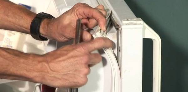 Как поменять резинку на холодильнике: инструкция по замене