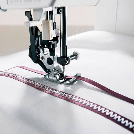 Как заправить и шить двойной иглой на швейной машине?