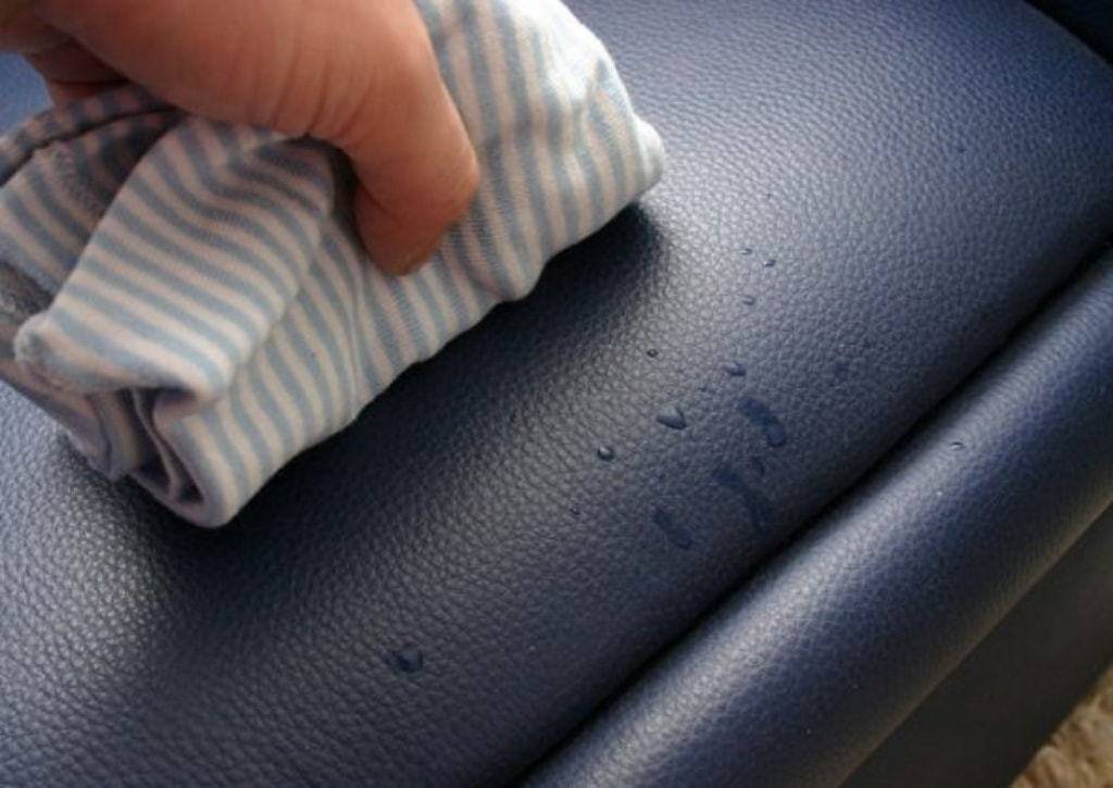 Маленькие хитрости, как быстро и эффективно отмыть кровь с дивана в домашних условиях