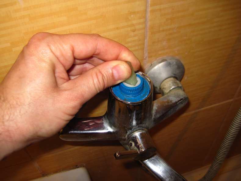 Устройство и ремонт смесителя для ванной: наиболее частые поломки и способы их устранения
