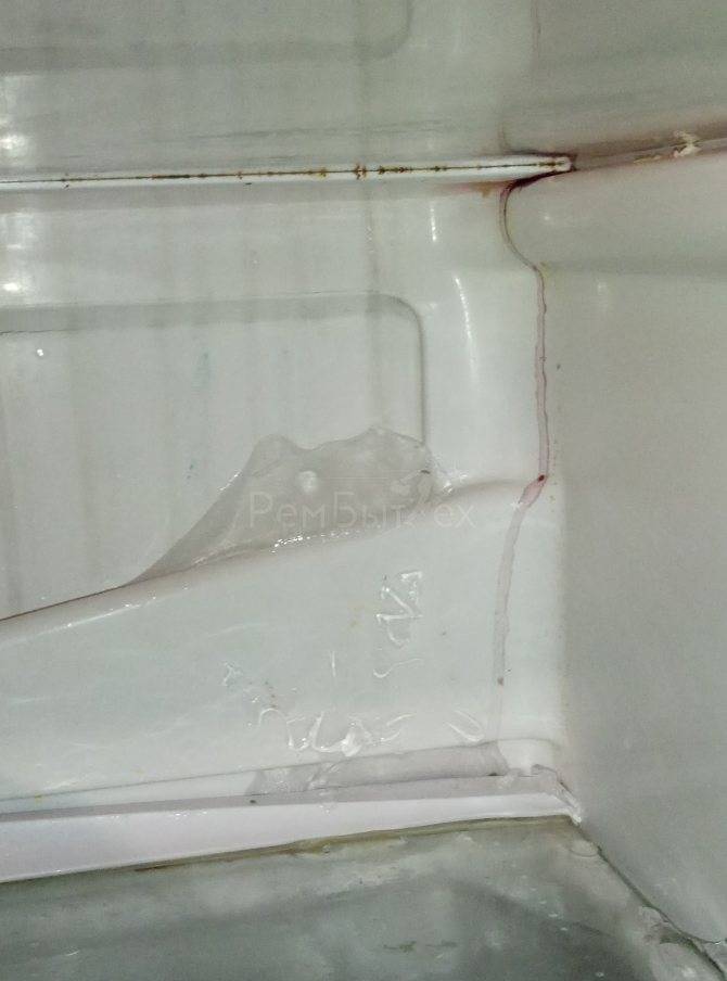 Что делать, если на стенке холодильника намерзает лед