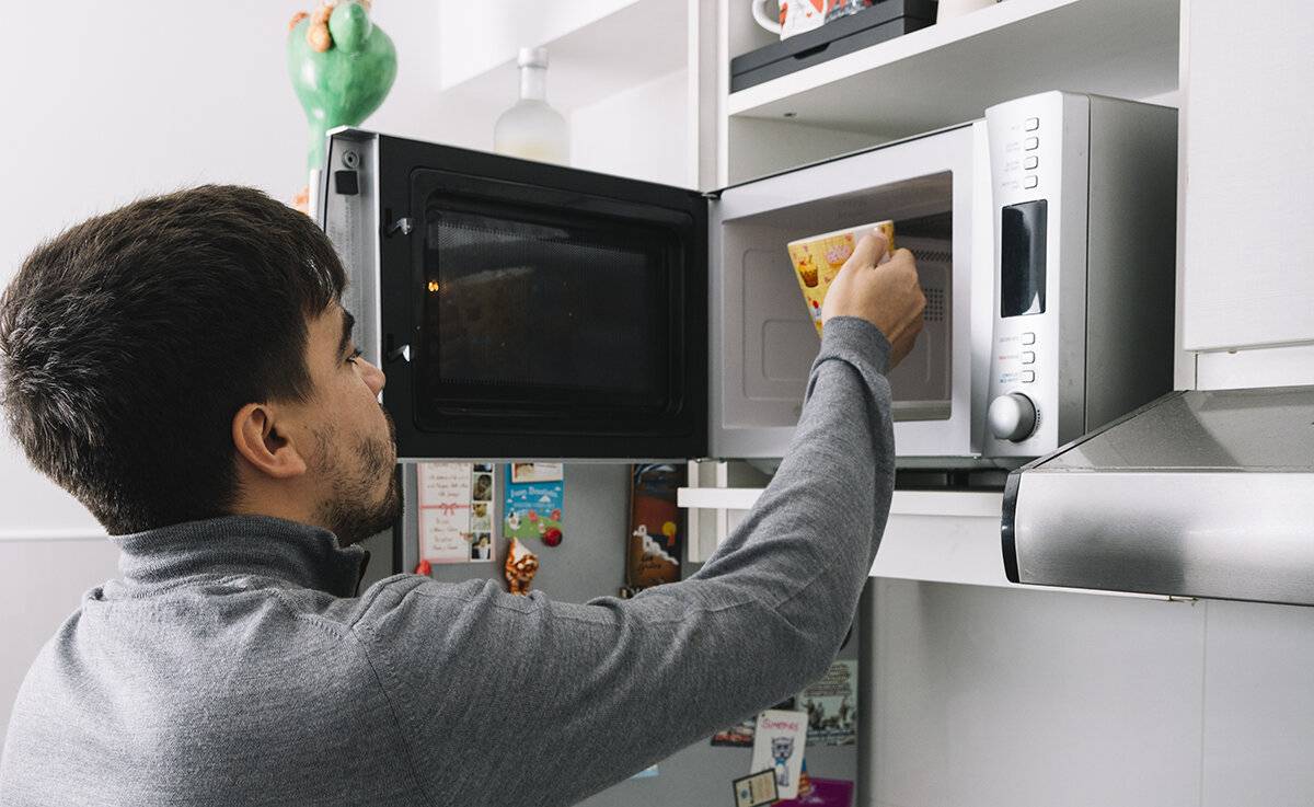 Можно ли ставить микроволновку на холодильник: сверху, отзывы, фото