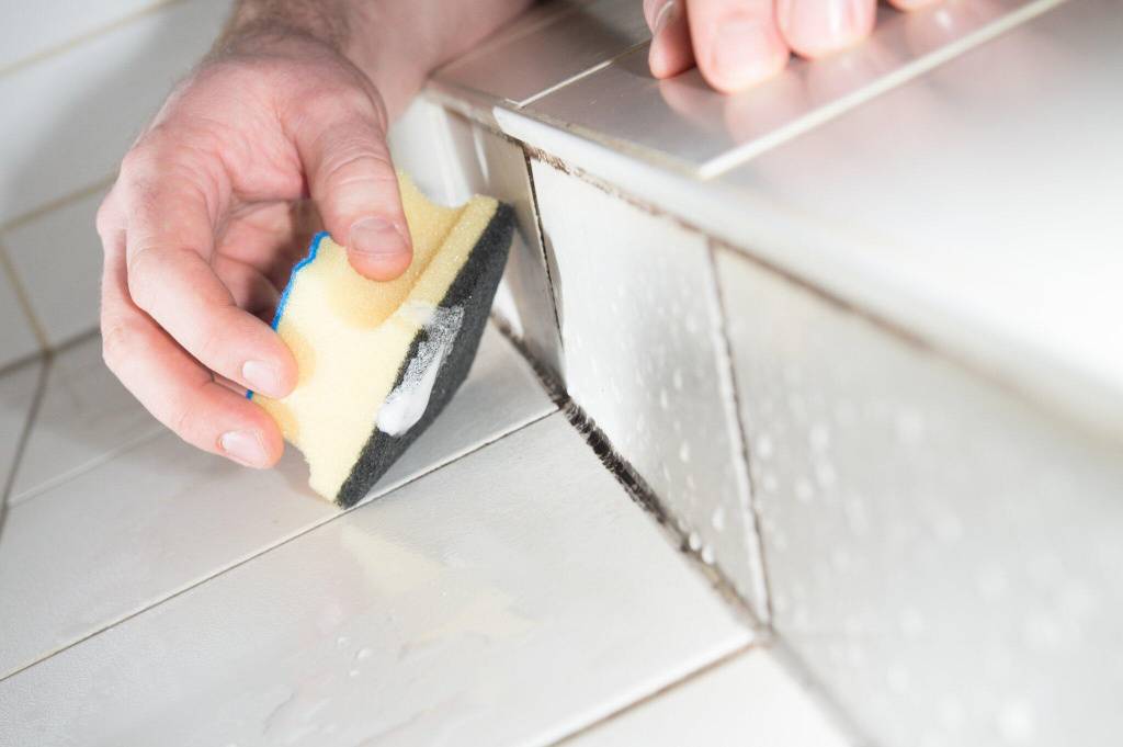 Как избавиться от черной плесени в ванной в швах плитки