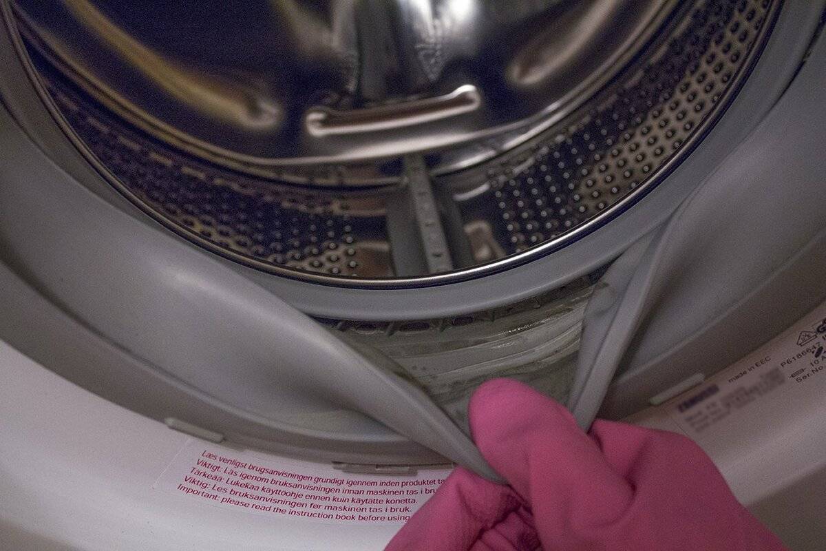 Отмыть стиральную машину от запаха. Чистка барабана стиральной машины Индезит. LG f1089nd резиновая манжета люк внутри. Чистка барабана стиральной машины Ariston. Резинка внутри стиральной машины.