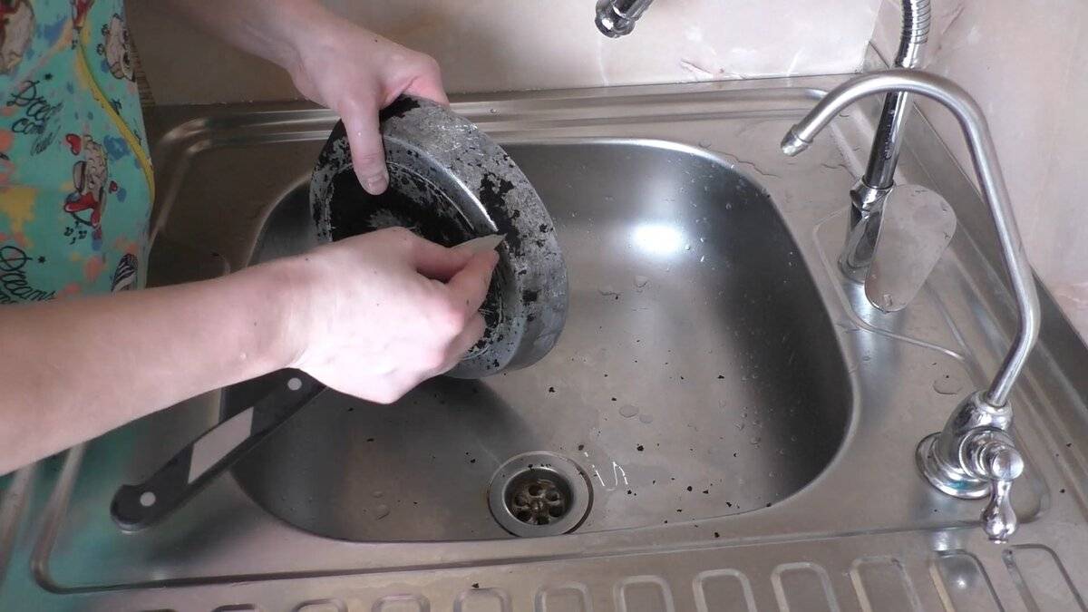 Как очистить сковороду от нагара: простые способы для разных материалов