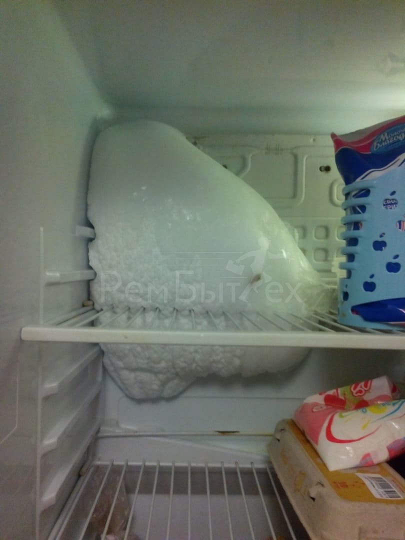 Почему в холодильнике намерзает лед на задней стенке и она покрывается снегом