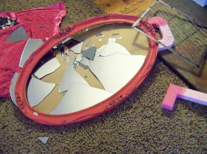 К чему вдруг в доме разбивается зеркало?