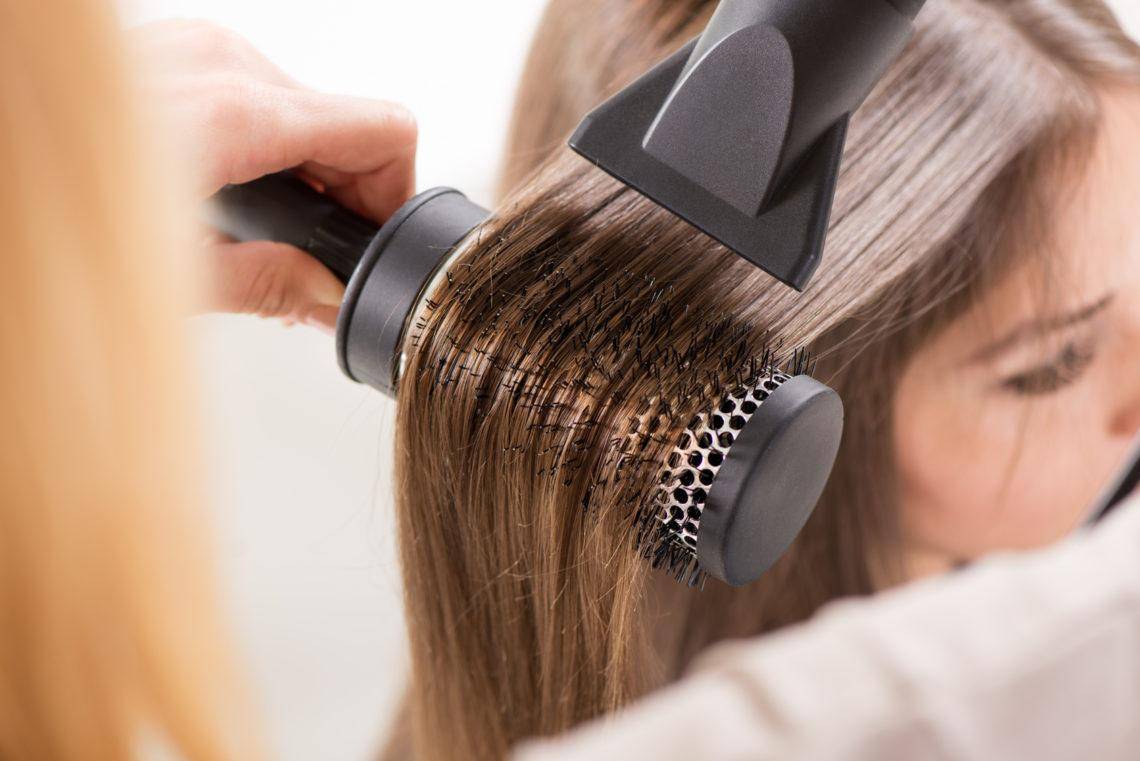 Как правильно уложить волосы феном самой?