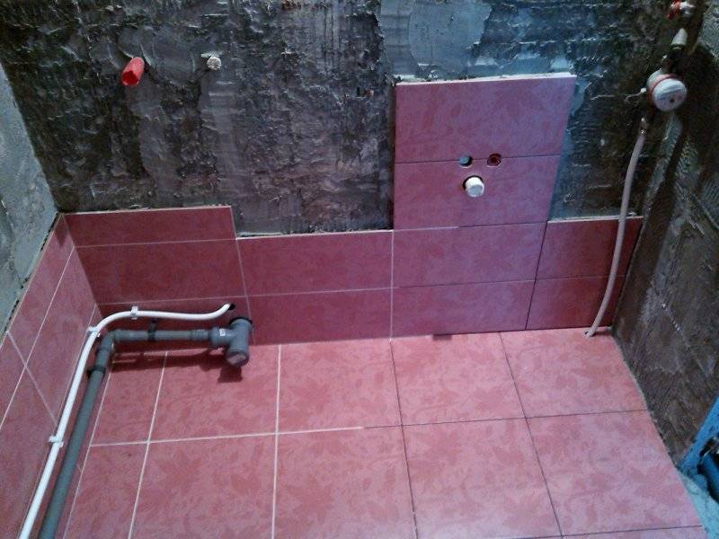 Как спрятать канализационные трубы в ванной: чем закрыть стояк, можно ли под плитку