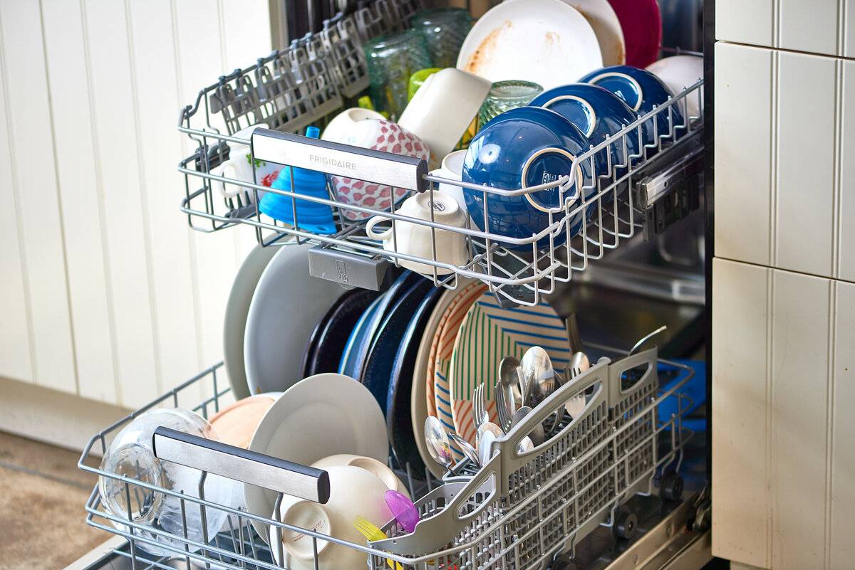 Что нельзя мыть в посудомоечной машине: какую посуду можно, ножи, чайный сервиз, силиконовую форму, значок, чугунные решетки, мясорубку, bosch, сковороду с антипригарным покрытием, хрусталь, серебро, tefal