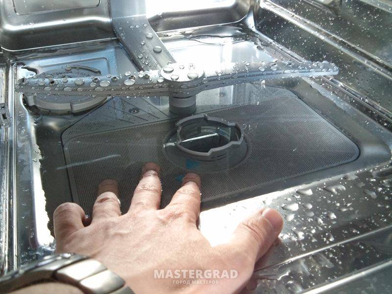 В посудомоечной машиной остается моющее средство. что делать, если остается порошок в посудомоечной машине. почему в посудомоечной машине остается вода