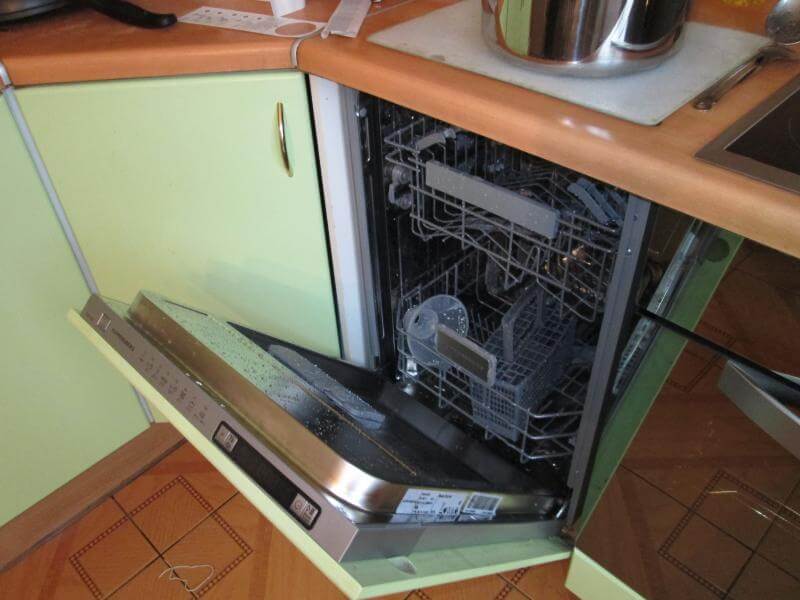 Не закрывается дверца посудомоечной машины: 5 распространенных причин поломки