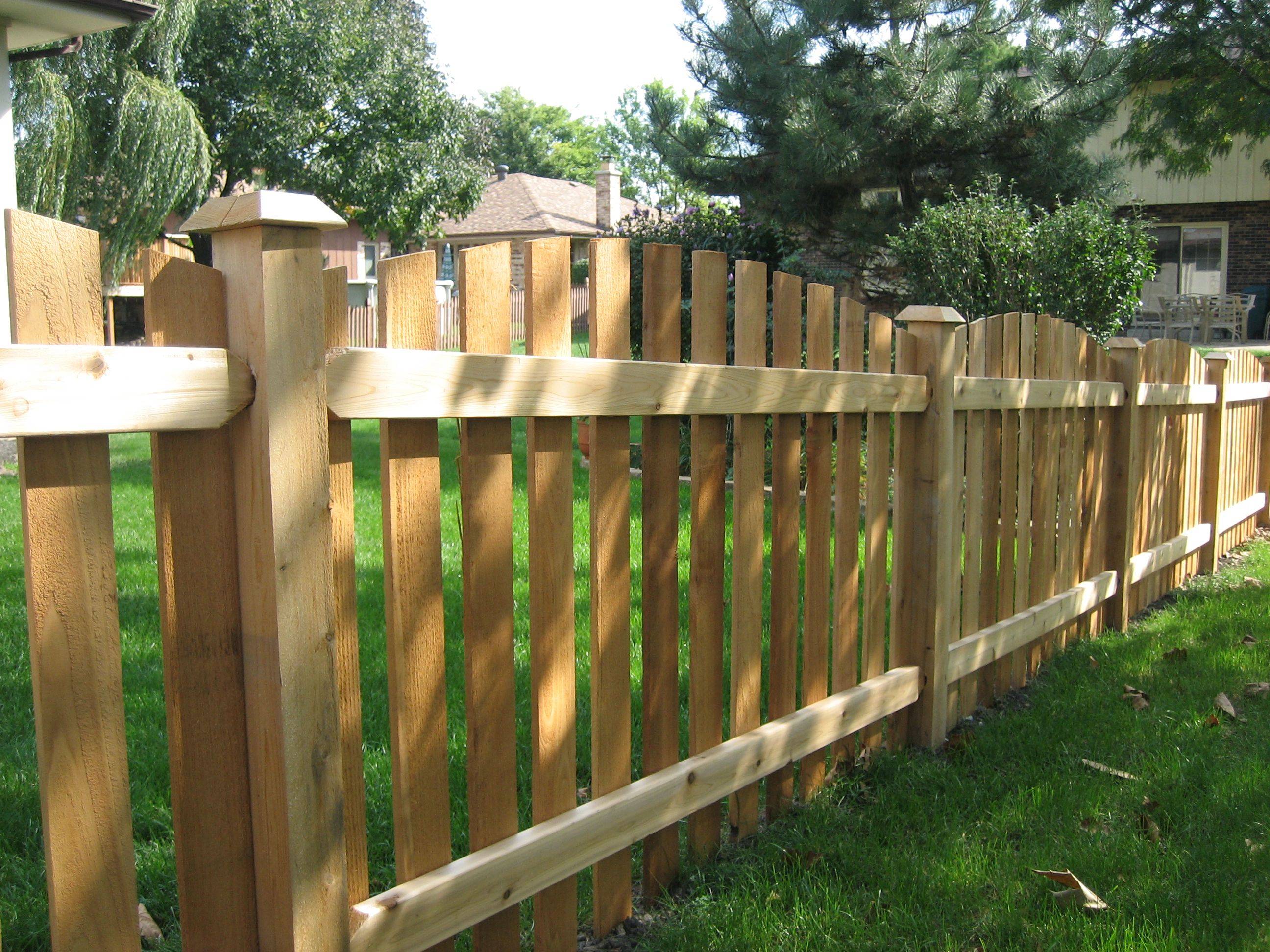 Деревянный забор своими руками: правильная постройка красивого и прочного ограждения (95 фото)