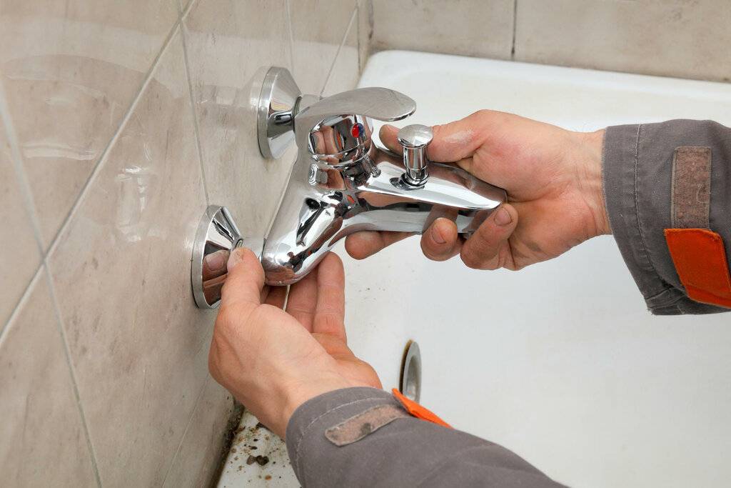 Сильно течет кран в ванной: как починить однорычажный смеситель без проблем