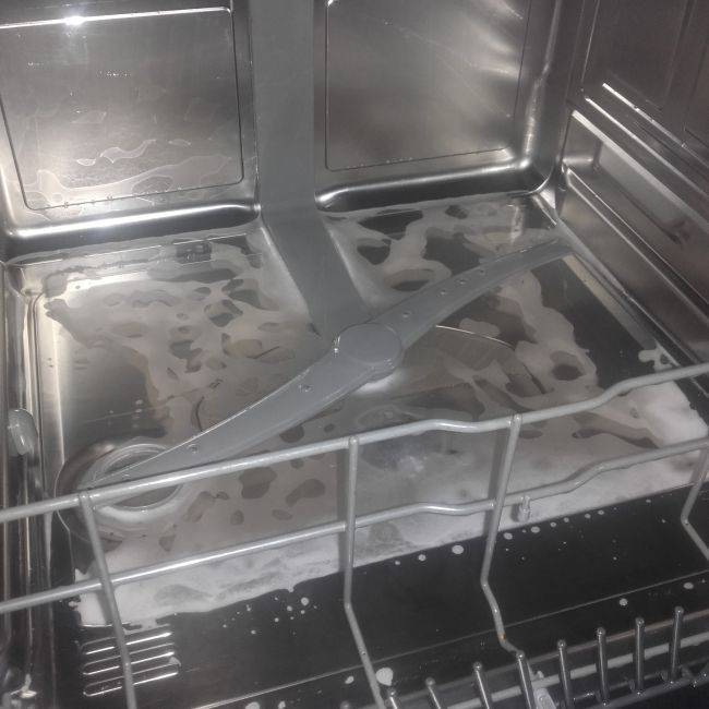 Посудомоечная машина плохо моет посуду: причины