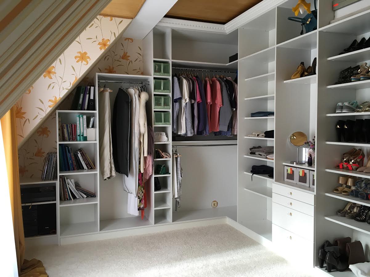 Шкаф в комнату для одежды с полками для небольшой комнаты