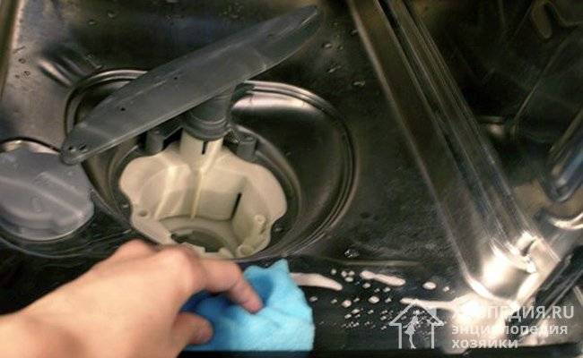 В посудомойке не уходит вода. Чистка фильтра посудомоечной машины Electrolux. Чистка помпы посудомоечной машины Electrolux. Посудомоечная машина Ханса очистка.