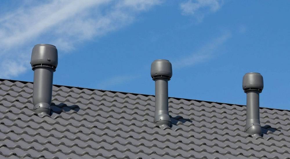 Труба на крыше для вентиляции в частном доме