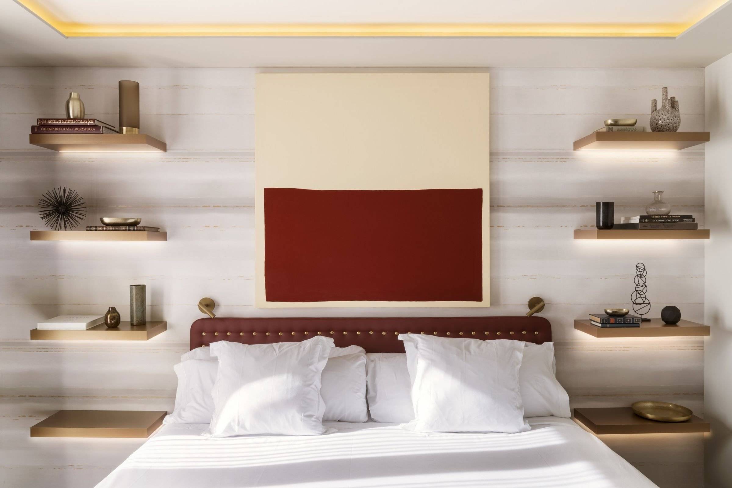 Полки в спальне: угловые, встроенные, навесные, фото лучших дизайнов