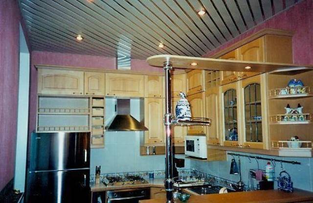 Потолок на кухне – 7 основных вариантов отделки и не только