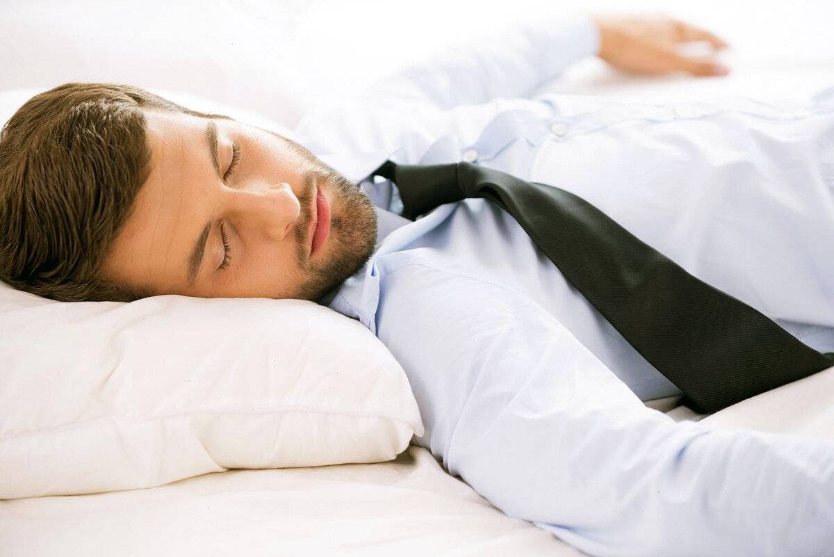 Можно ли в жару спать под вентилятором: мой опыт и последствия сна в комнате со включенным прибором, как поступить, чтобы не продуло