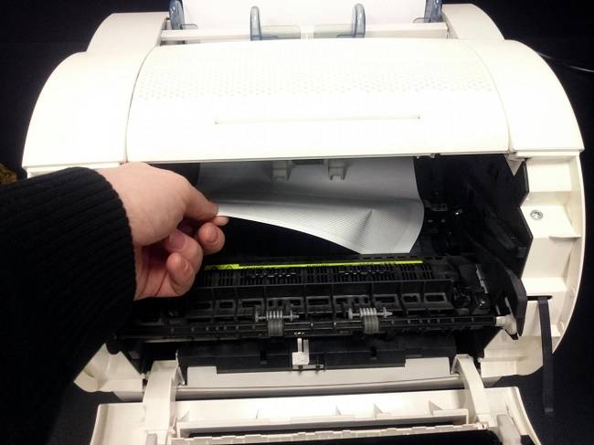 Что делать, если принтер зажевал бумагу | mister print