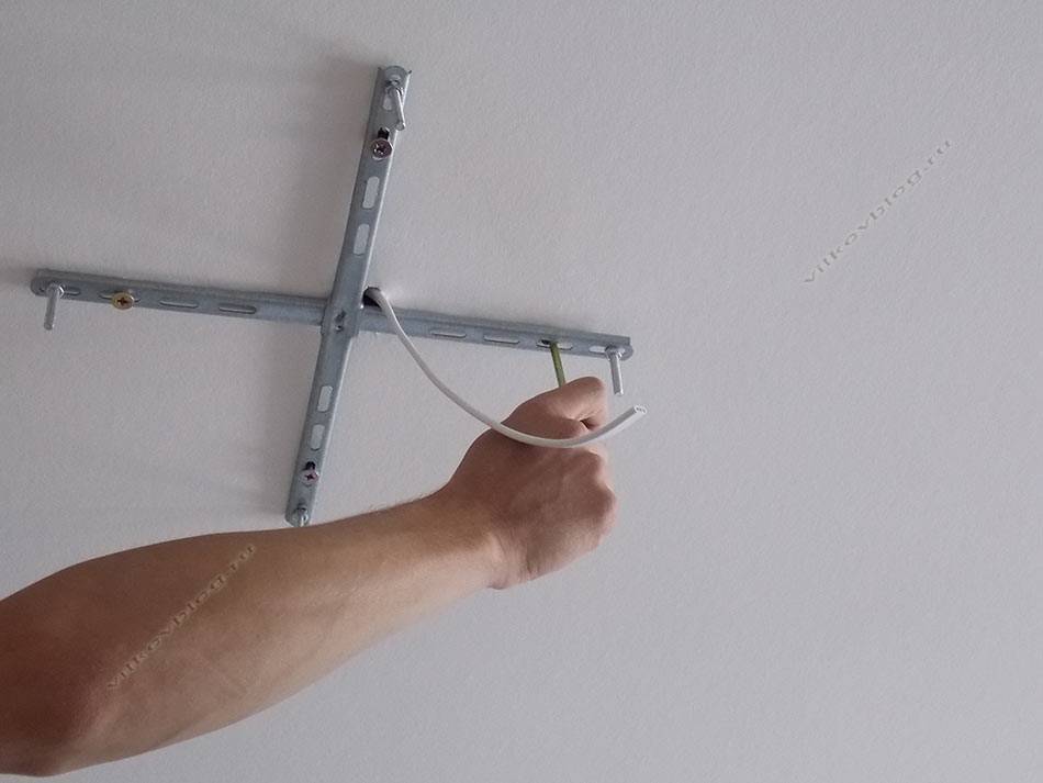 Как закрепить (повесить) люстру на бетонном потолке