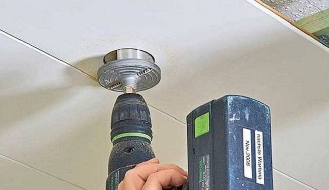 Как сделать отверстие в натяжном потолке?