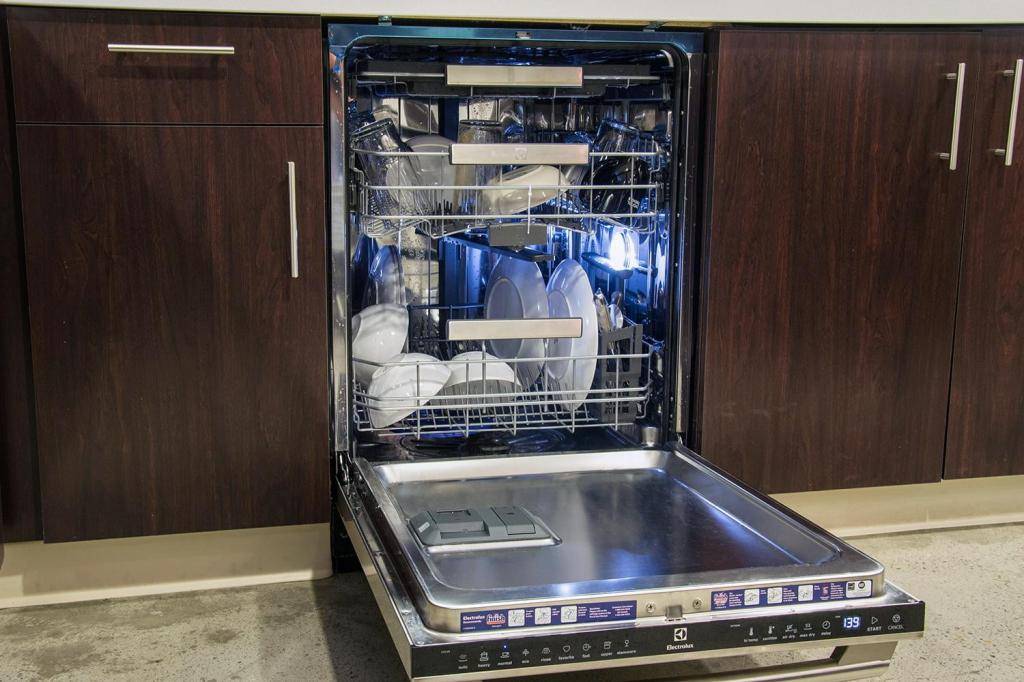 Как правильно выбрать встраиваемую посудомоечную машину для дома: основные рекомендации для удачной покупки